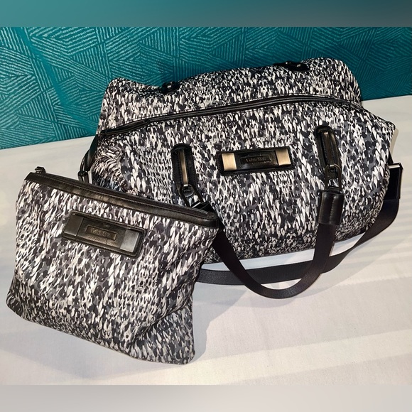 Calvin Klein weekender bag and toiletries/clutch bag - Picture 14 of 16